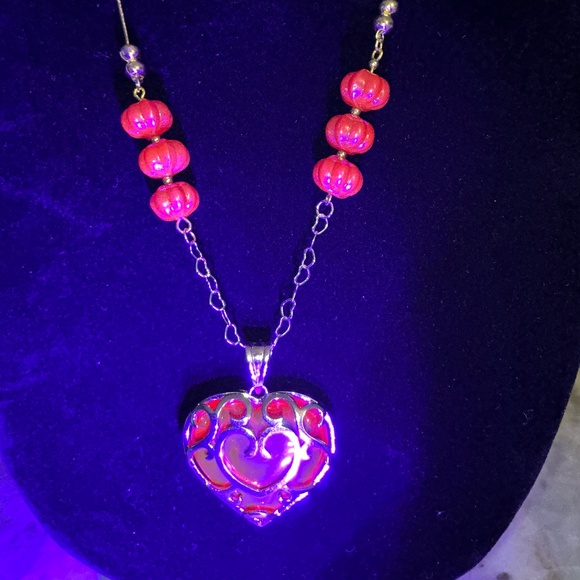 2. VTG INSPIRED CADMIUM GLASS HEART PENDANT & HEART LINK CHAIN, RED GLASS BEADS - Picture 6 of 7